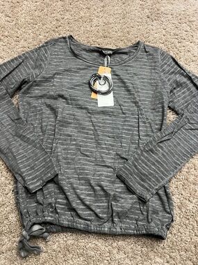 Suzy D London Women’s Long-Sleeve Gray Striped Top with bracelet accessory sz S